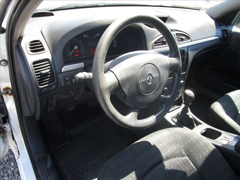 Renault Laguna Grandtour 1.9dCi, aut Klima - fotka 10 z 40