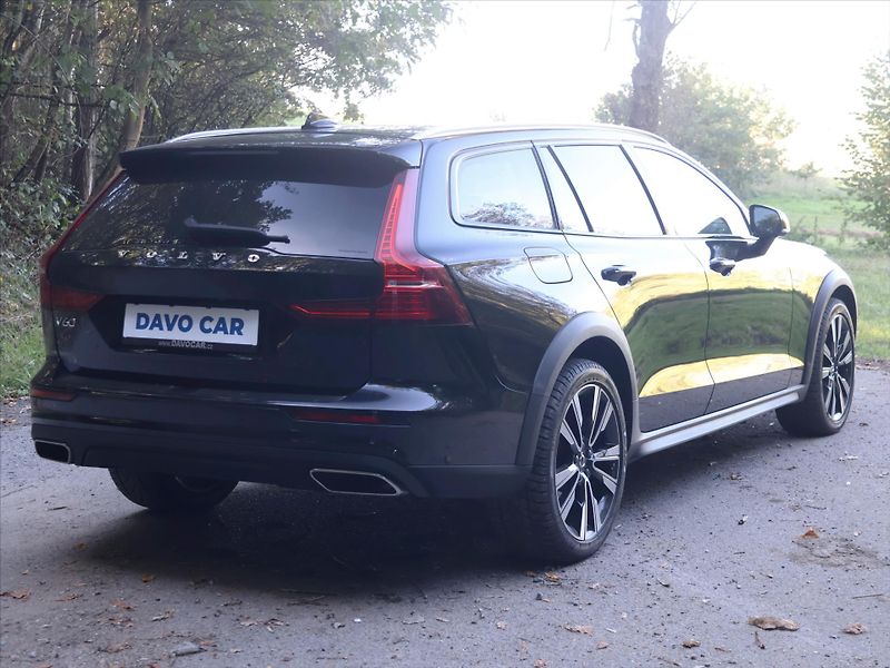 Volvo V60 2,0 B4 AWD Cross Country DPH - fotka 7 z 33