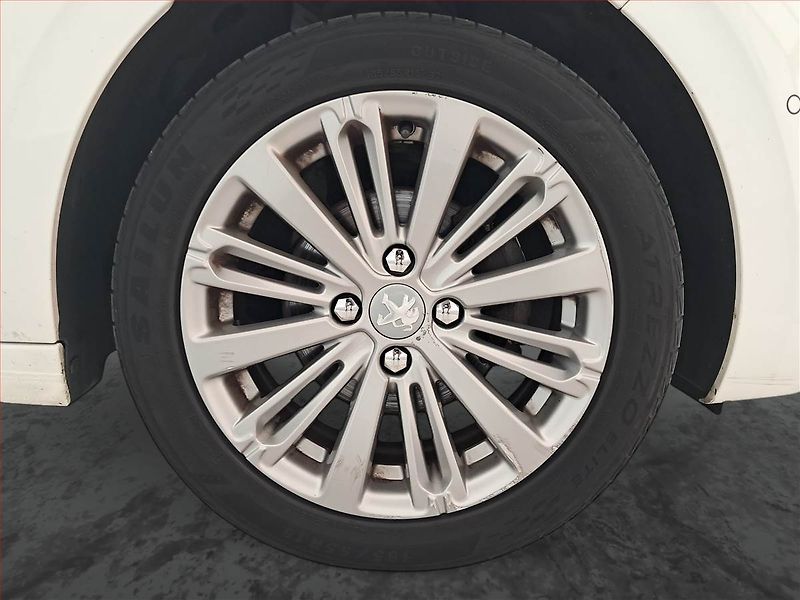Peugeot 208 (2015) 1.6 BlueHDi, Serv.kniha, Navi - fotka 15 z 19