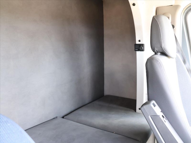 Renault Master 2,3 dCi L4 8-Palet 2x spaní DP - fotka 13 z 32