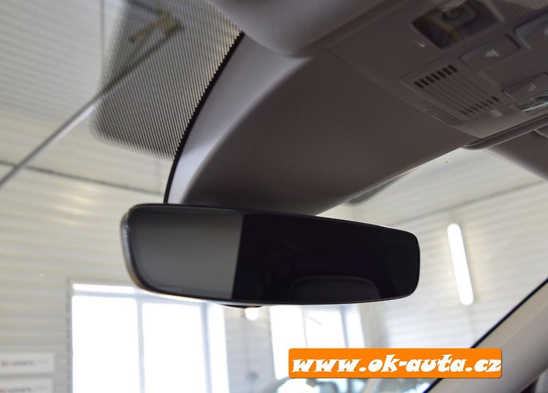 Volkswagen Touran 2.0 TDI HIGH. 7 MÍST 61 000 KM - fotka 44 z 52
