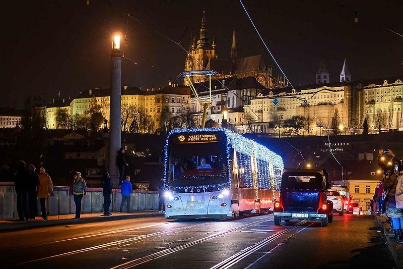 Vánoční flotila pražského dopravního podniku.