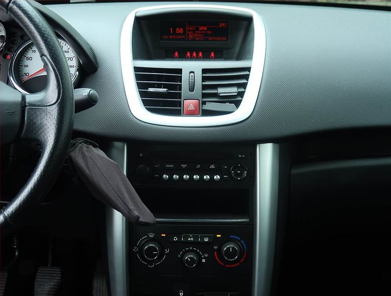 Peugeot 207 (2012) 1.6 HDi, po STK, jezdí výborně - fotka 12 z 16