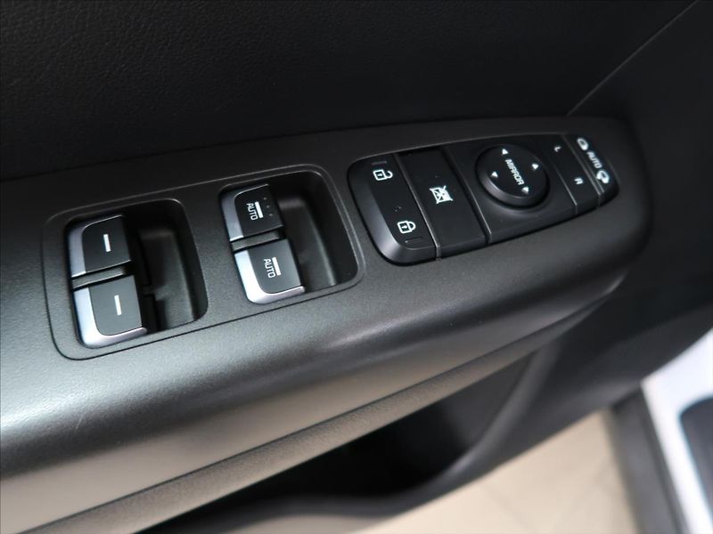 Kia Sportage 1,6 CRDI AUTOMAT Exclusive CZ - fotka 16 z 41