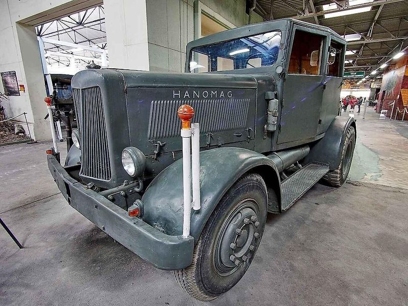 Jeden z tahačů Hanomag SS 100, který byl použit pro transport raket V2, vystavený Musée_des_Blindés ve Francii.