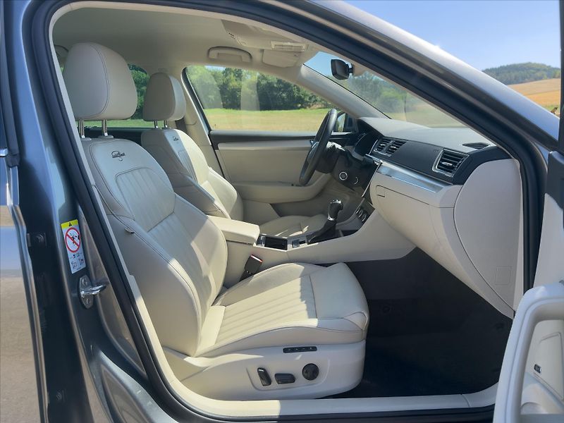 Škoda Superb 2,0 TDI 147kW DSG 4x4 L&K DPH - fotka 13 z 40