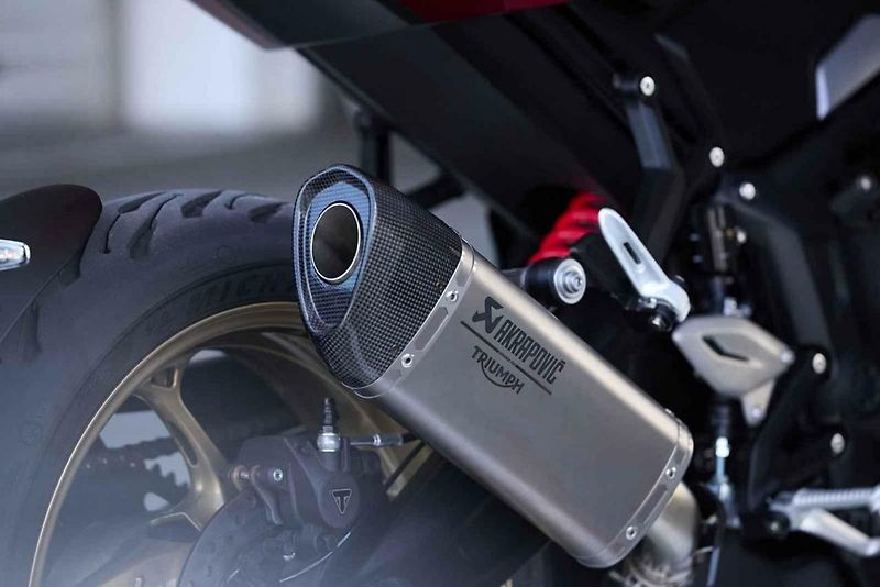 Nový Trident 800 zaplňuje prostor mezi mírným Tridentem 660 a divokým modelem Street Triplem 765.