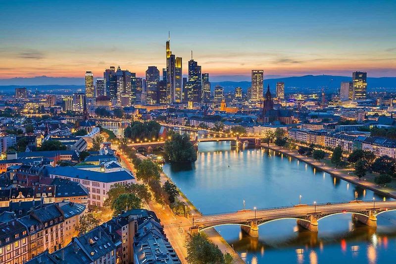 Pohled na Commerzbank Tower z dálky.