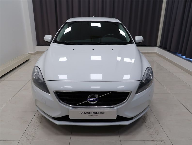 Volvo V40 1,6 D2 VÝHŘEV SEDADEL 2x ALU - fotka 2 z 23