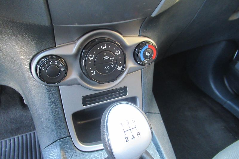 Ford Fiesta 1.2i  KLIMA  KOUPENO V CZ - fotka 14 z 19