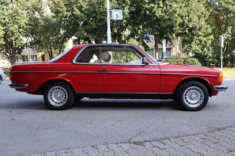 Mercedes-Benz 123 230CE KUPÉ AUTOMAT 100kW - fotka 9 z 48