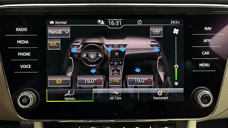 Škoda Superb 2.0 TDI DSG 4x4 Style Combi - fotka 30 z 34