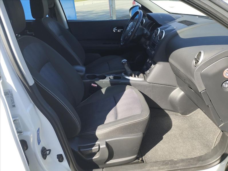 Nissan Qashqai 1,6 - fotka 8 z 15