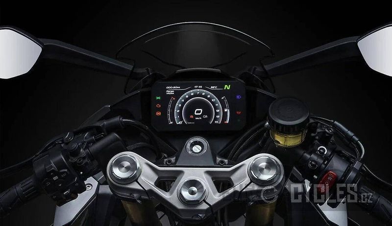 CFMOTO 450 SR (2026) - fotka 11 z 15
