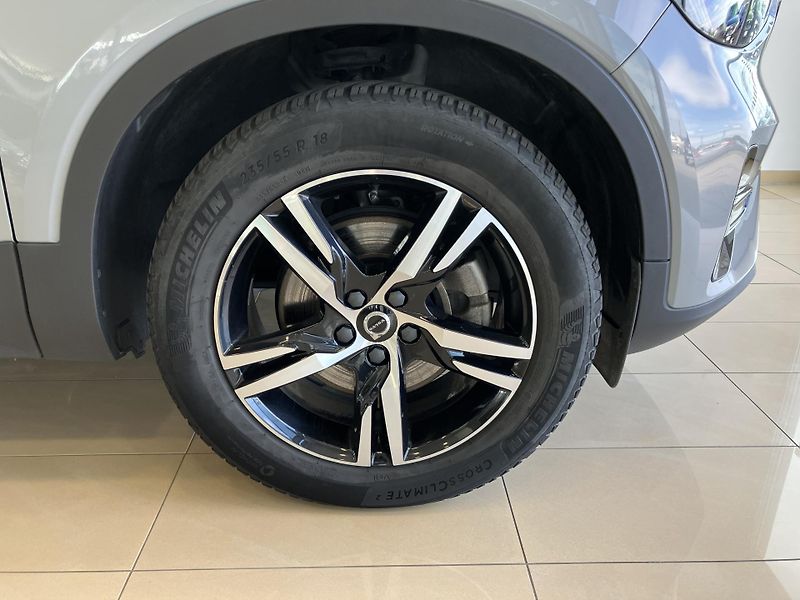 Volvo XC40 B3 FWD Plus Dark AT7 - fotka 5 z 40