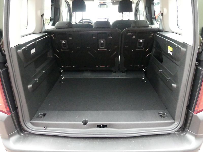 Citroën Berlingo (2026) PLUS PROFI Petrol 110k Manual - fotka 10 z 21