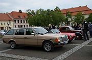 Veteránský závod odstartoval ve Velvarech na náměstí. Cíl byl na náměstí ve Slaném.