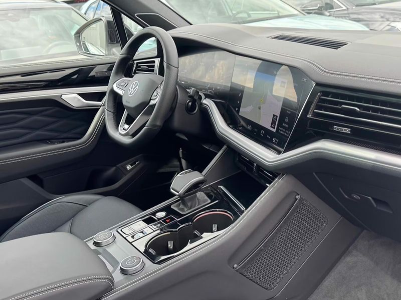 Volkswagen Touareg TDI 210kW R-Line Pano HuD DYN - fotka 23 z 28