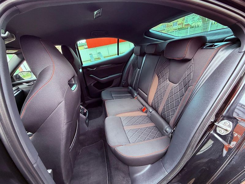 Škoda Octavia 2.0 TDi RS DSG Challenge Plus - fotka 13 z 33