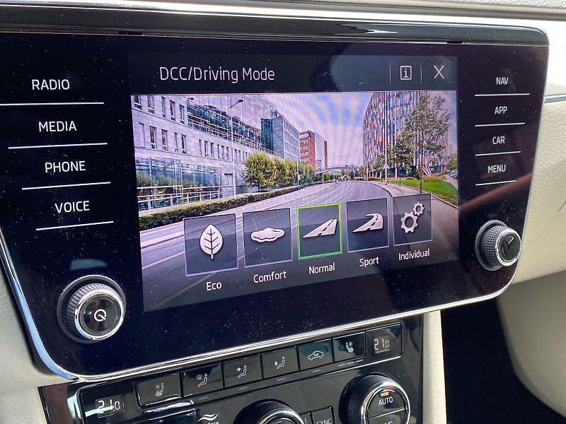 Škoda Superb (2020) 2.0 TSI DSG L&K - fotka 24 z 38
