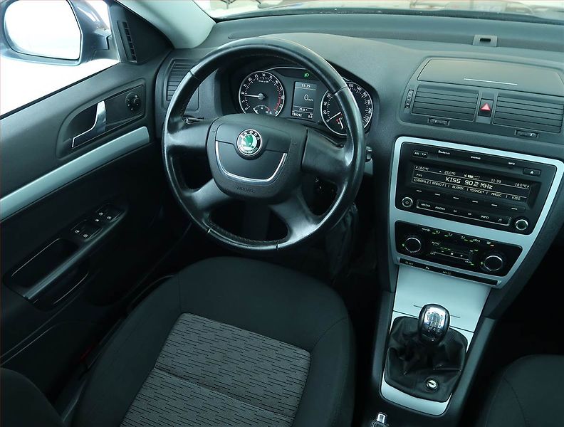 Škoda Octavia (2010) 2.0 TDI, Serv.kniha, Tempomat - fotka 7 z 17