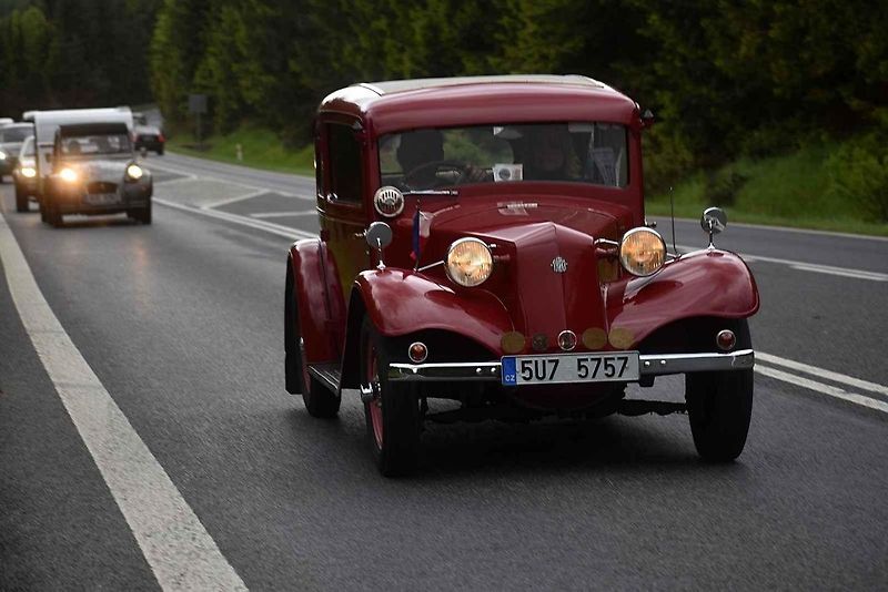 Ve Varnsdorfu se potkali majitelé několika desítek automobilových veteránů.