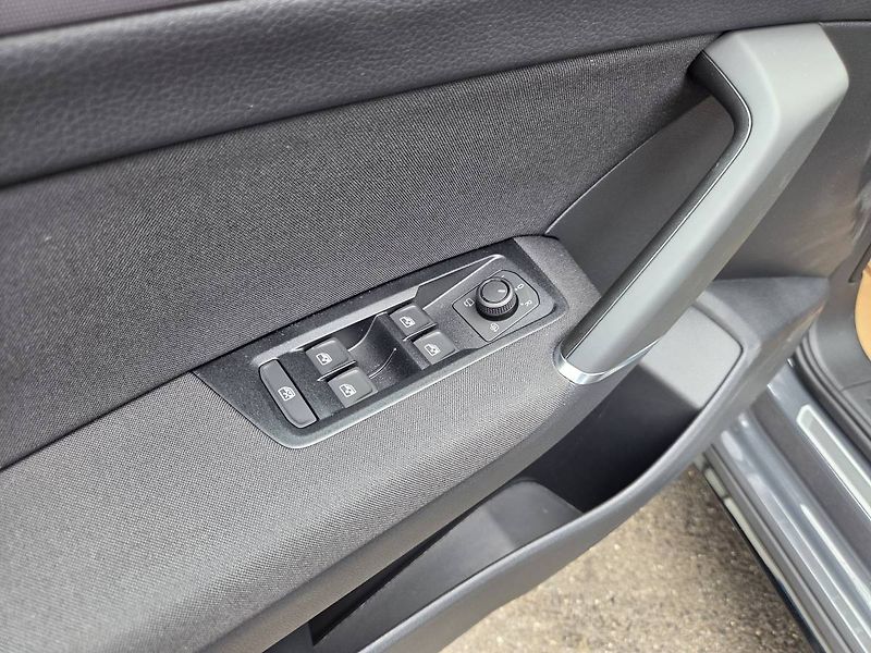 Volkswagen Touran (2026) 1.5 TSI R-line DSG 7míst - fotka 11 z 46