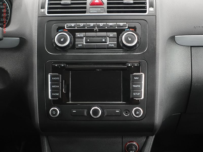 Volkswagen Touran (2011) 1.6TDI, Klima - fotka 13 z 22