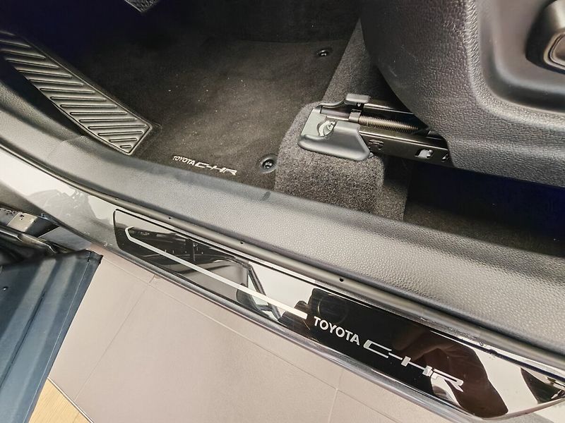 Toyota C-HR 2.0 Hybrid 4x2 Executive - fotka 22 z 48