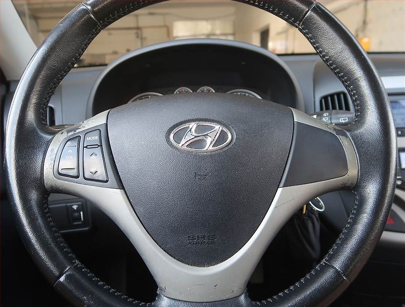 Hyundai i30 (2009) 1.4 CVVT - fotka 15 z 16