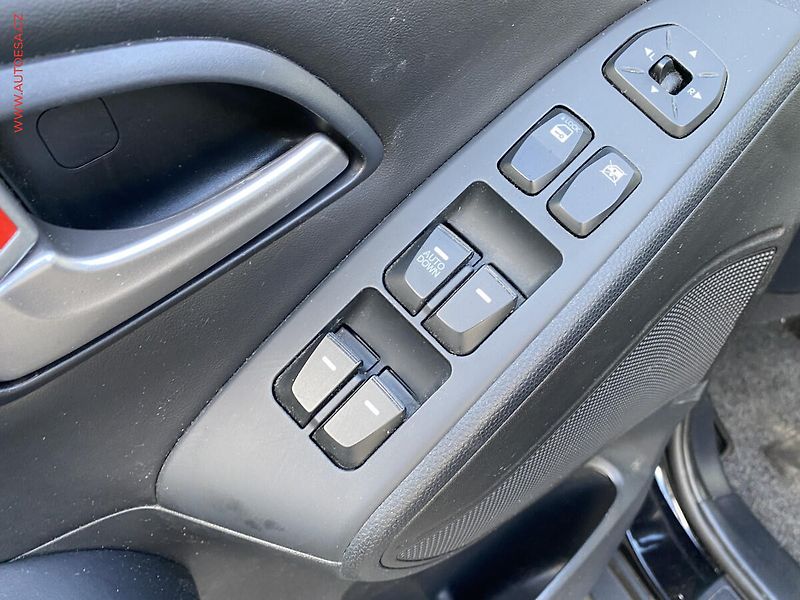 Hyundai ix35 (2013) 1.6 GDi, AC, TZ - fotka 13 z 16