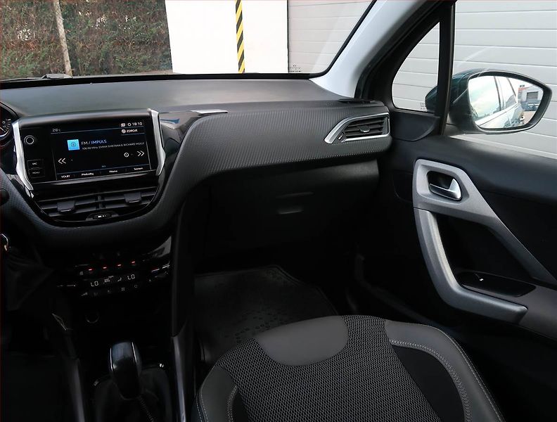 Peugeot 2008 (2018) 1.2 PureTech, Serv.kniha, Kůže - fotka 8 z 19