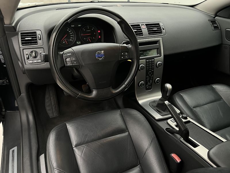Volvo C70 MOMENTUM - fotka 2 z 33