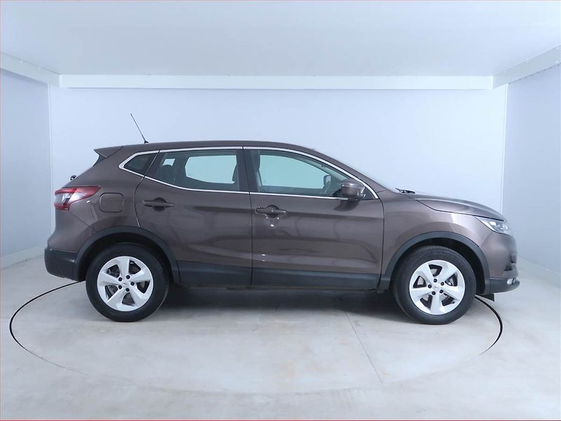 Nissan Qashqai (2021) 1.3 DIG-T, ČR,1.maj - fotka 6 z 16