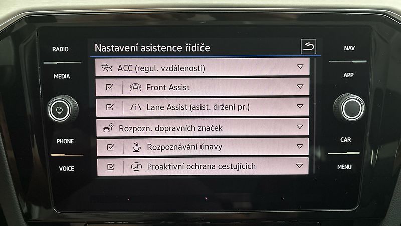 Volkswagen Passat 2.0 TDI DSG Elegance Variant - fotka 24 z 26