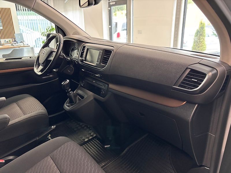 Toyota ProAce Verso 2.0 CDTI FAMILY LONG - fotka 32 z 33