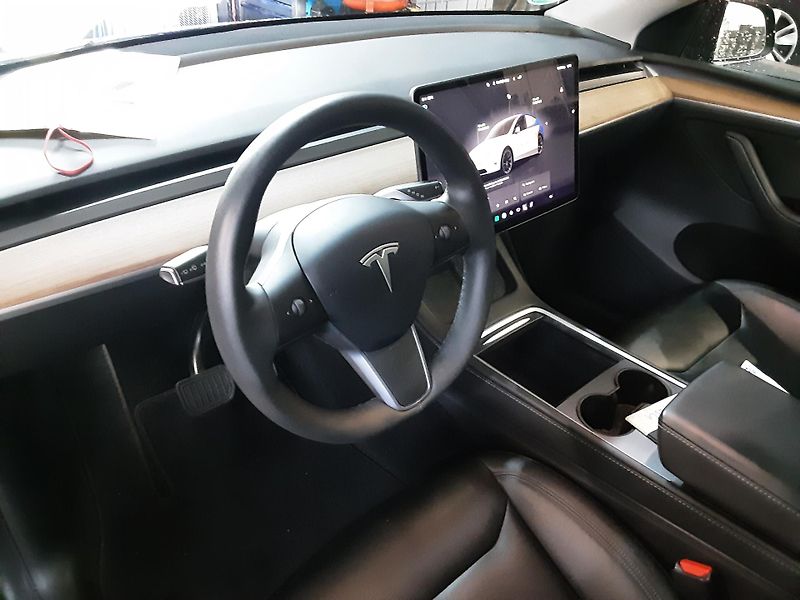 Tesla Model Y (2023) LR AWD Berlin Záruka SoH 92,3% - fotka 3 z 5