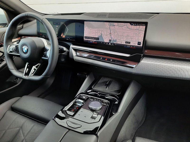 BMW Řada 5 (2025) 540d xDrive Sedan M Sport - fotka 16 z 17