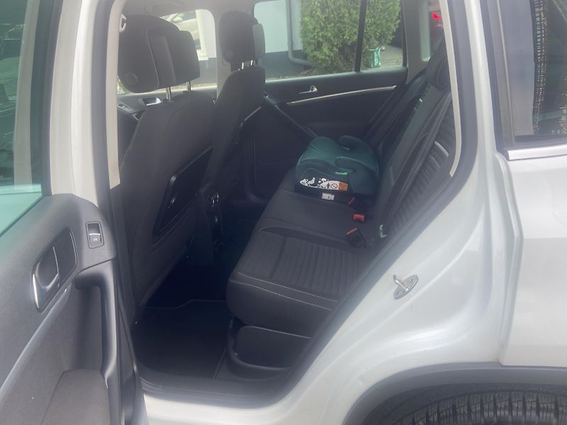 Volkswagen Tiguan (2014) 2.0 TDI - R-line CUP 4x4 - fotka 24 z 47