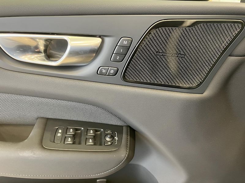 Volvo XC60 T6 eAWD Black Edition Plus AT8 - fotka 20 z 41