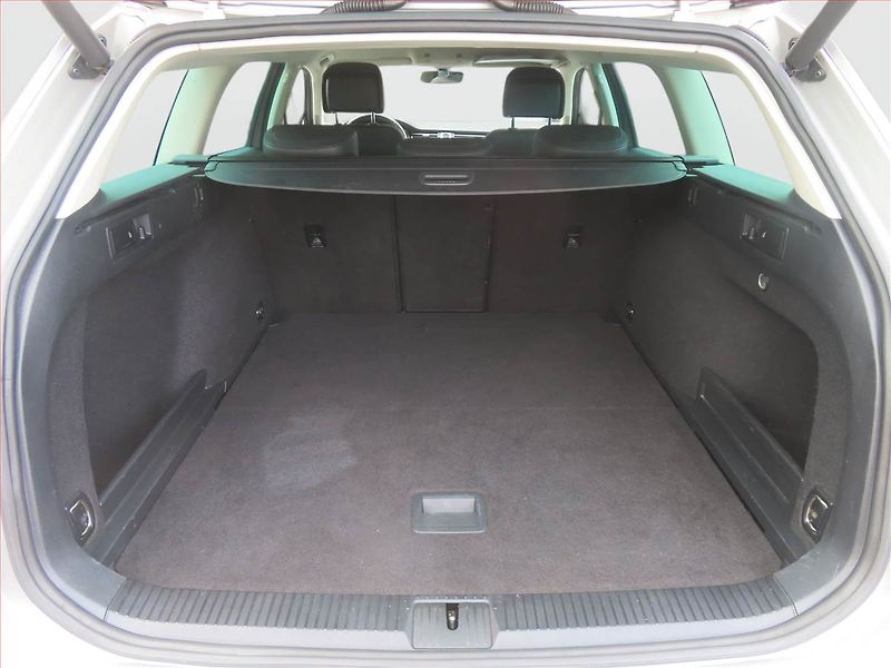 Volkswagen Passat (2017) 2.0 TDI, Automat, Kůže, Navi - fotka 14 z 17