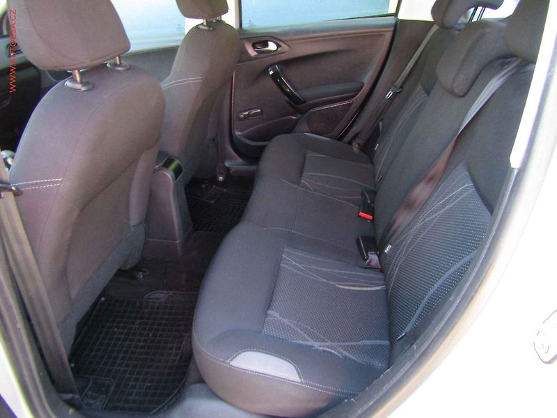 Peugeot 208 (2015) 1.4d, ČR, autoAC, temp - fotka 10 z 17