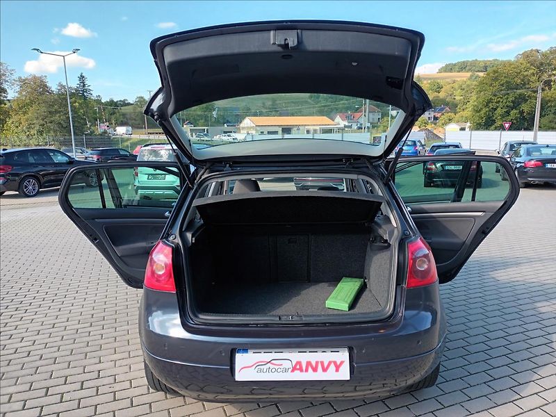 Volkswagen Golf 1,6 75kw,AUTOMAT,SERVISKA - fotka 18 z 35