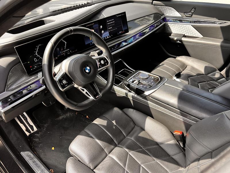 BMW Řada 7 740 xD M Sport frozen Black  - fotka 7 z 18