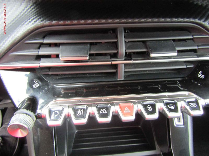 Peugeot 2008 (2020) 1.2PT, AC, servis.kniha - fotka 13 z 14