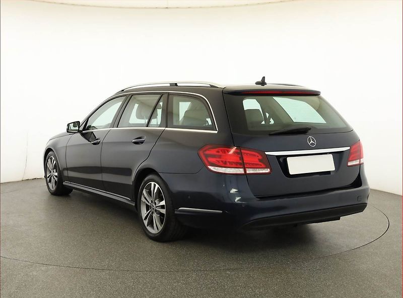 Mercedes-Benz Třídy E (2013) E 350 BlueTEC 4MATIC, 4X4 - fotka 4 z 19