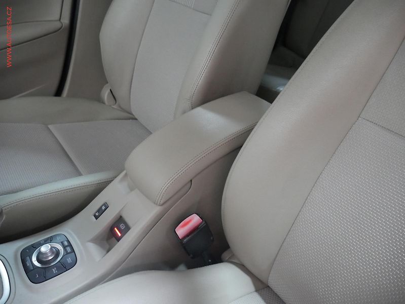 Renault Mégane (2010) 1.9 dCi, Navi, AC - fotka 17 z 18