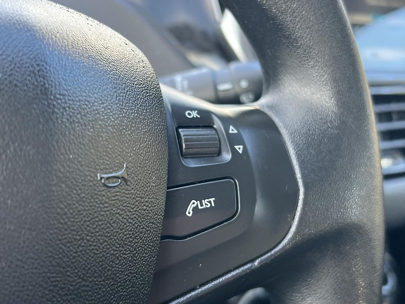Peugeot 208 1.2i KLIMATIZACE ABS ASR ESP - fotka 16 z 41