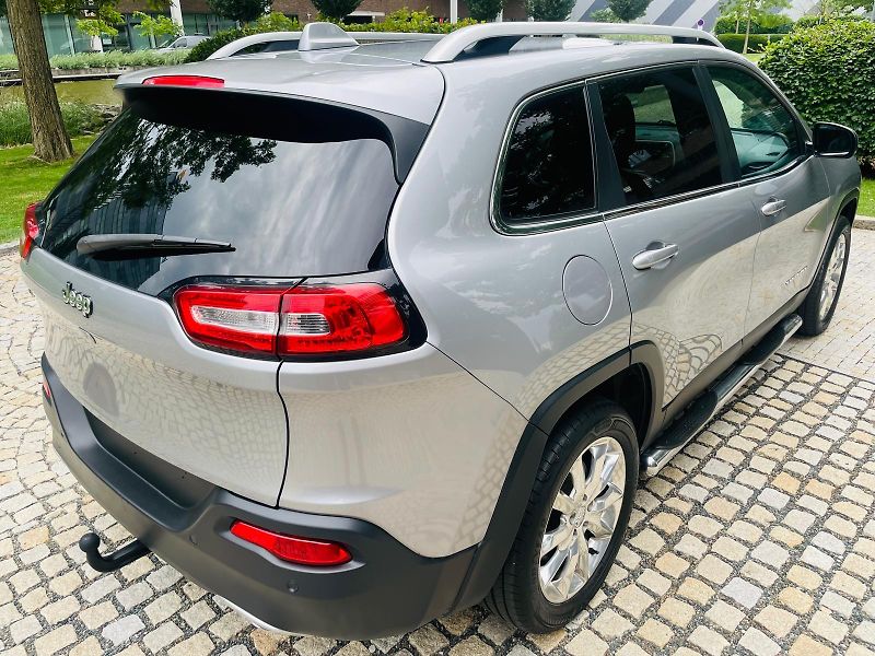 Jeep Cherokee 2.0D 4x4 AUT KAMERA TAŽNÉ LED - fotka 14 z 50