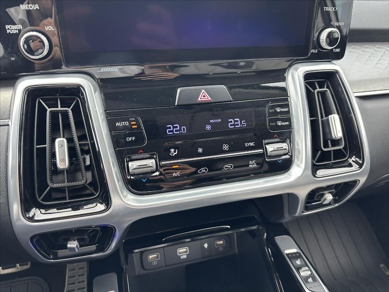 Kia Sorento 2,2 D 4x4 AT TOP ZÁRUKA 7MÍST - fotka 29 z 50